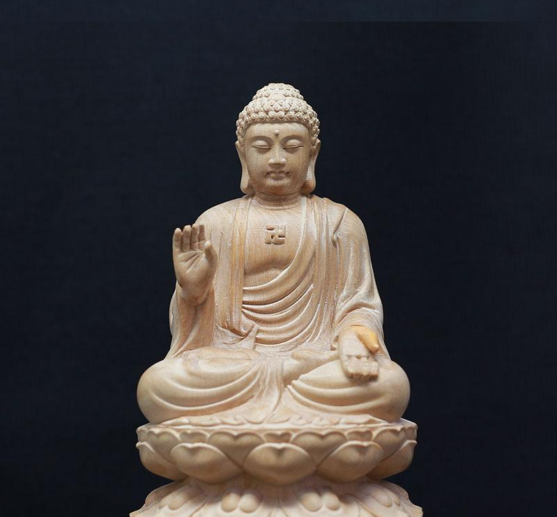 Tượng Phật A Di Đà có chữ Vạn ở trước ngực