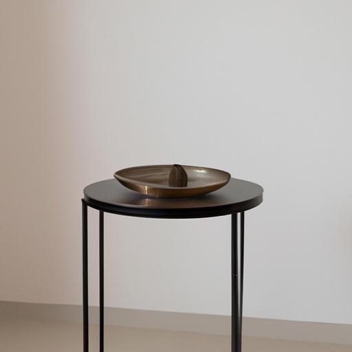 Bàn thờ gia tiên đơn giản bằng kim loại với chiều cao thấp được đặt trên một cái bàn nhỏ trong căn hộ tối giản.