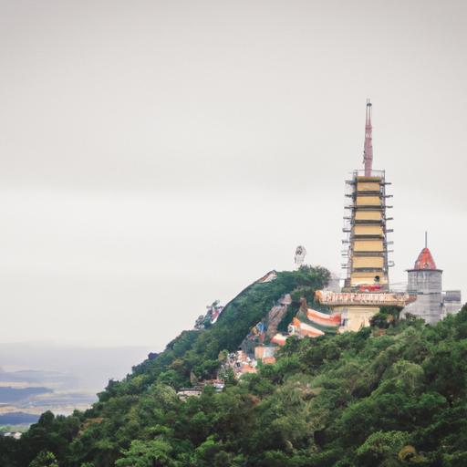Cảnh quan đền chùa dâng hiến cho Phật Quan Âm Bồ Tát trên núi