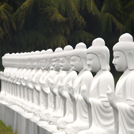Dãy tượng Phật với nhiều kích cỡ và tư thế khác nhau