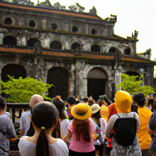 Đám đông khách du lịch ngắm nhìn Nha Tho Phat Diem