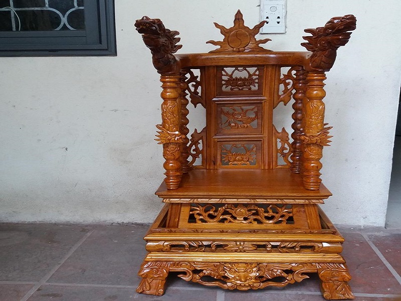 Ngai thờ bằng gỗ được dùng rất phổ biến trong tín ngưỡng thờ cúng của người Việt.