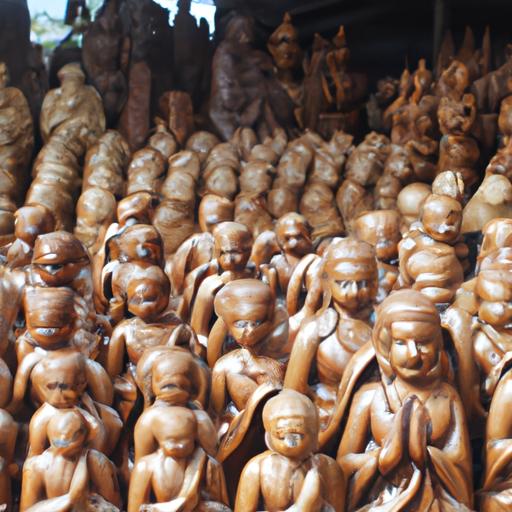 Nhiều tượng Phật gỗ thủy tùng
