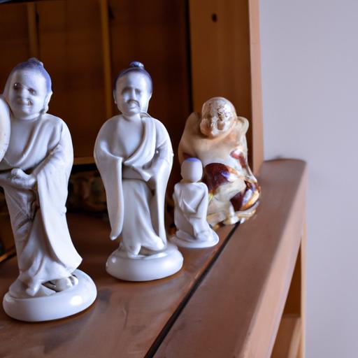 Nhóm tượng Phật Quan Âm bằng sứ với nhiều kích thước và tư thế khác nhau trên giá đỡ gỗ