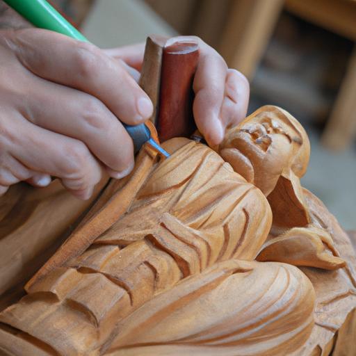 Thợ điêu khắc chạm khắc tượng bồ tát bằng gỗ