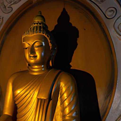 Tượng Phật vàng đắp nổi với hoa văn và trang trí tinh xảo